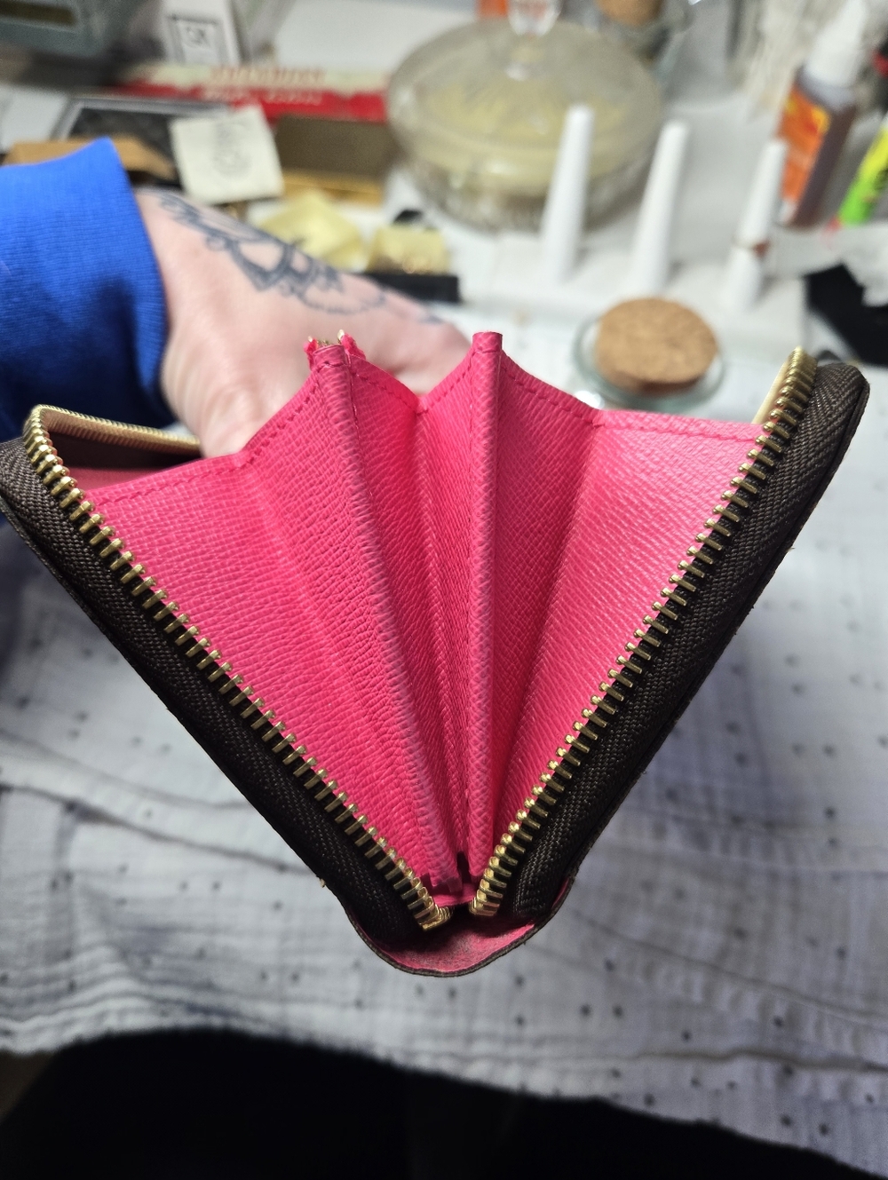 Louis Vuitton Monogram V Line Zippy Wallet in Grenade. - Picture 13 of 15